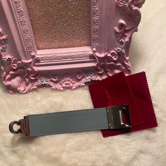 Salvatore Ferragamo ๐ฏ Authentic - Picture 6 of 7